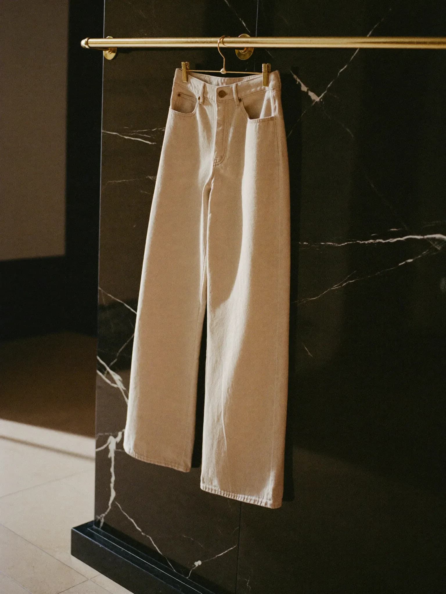 Wide-leg ecru jean